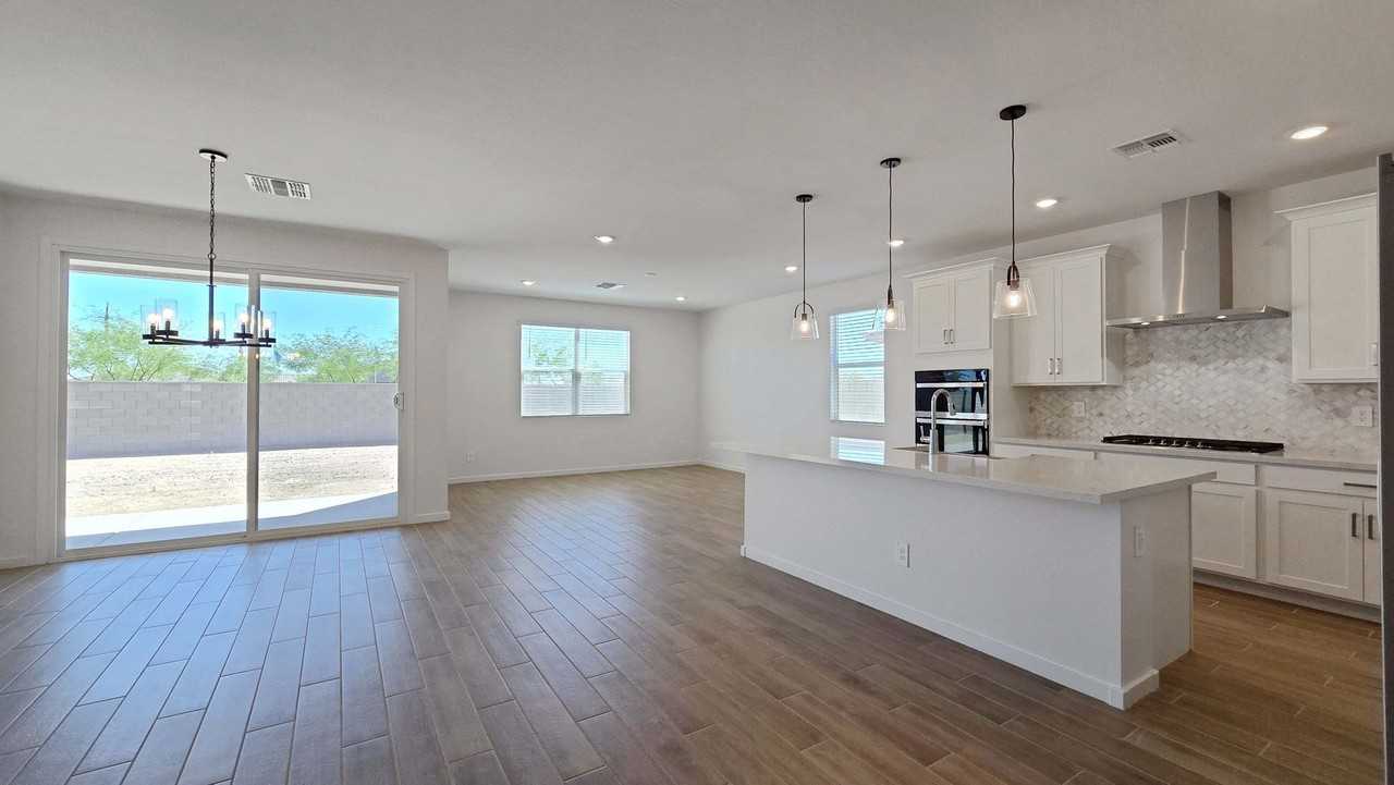 17863 W Elm St - Photo 6 of 41