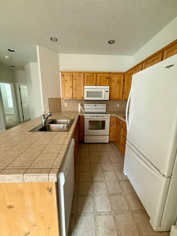 2568 Ne Robinson St - Photo 2 of 21