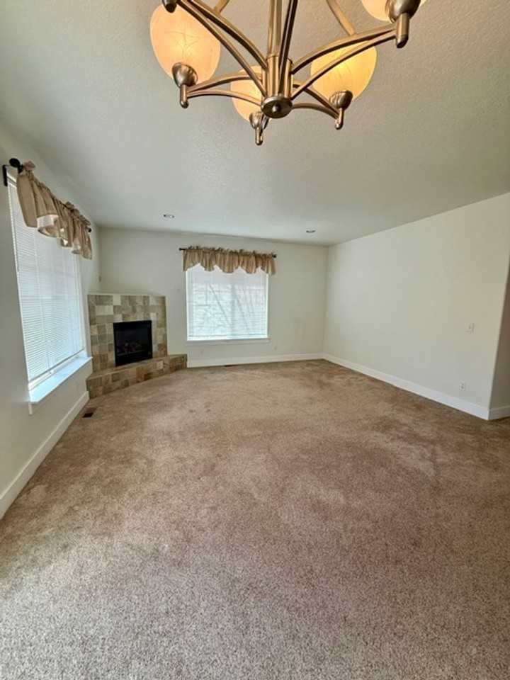 2568 Ne Robinson St - Photo 3 of 21