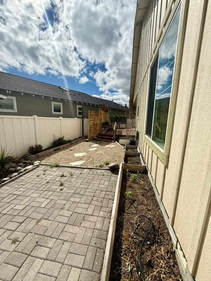 2568 Ne Robinson St - Photo 6 of 21