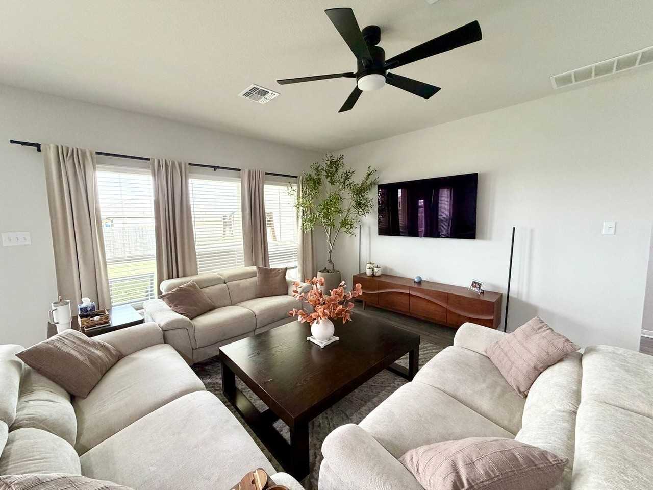 11204 Solar St - Photo 3 of 17