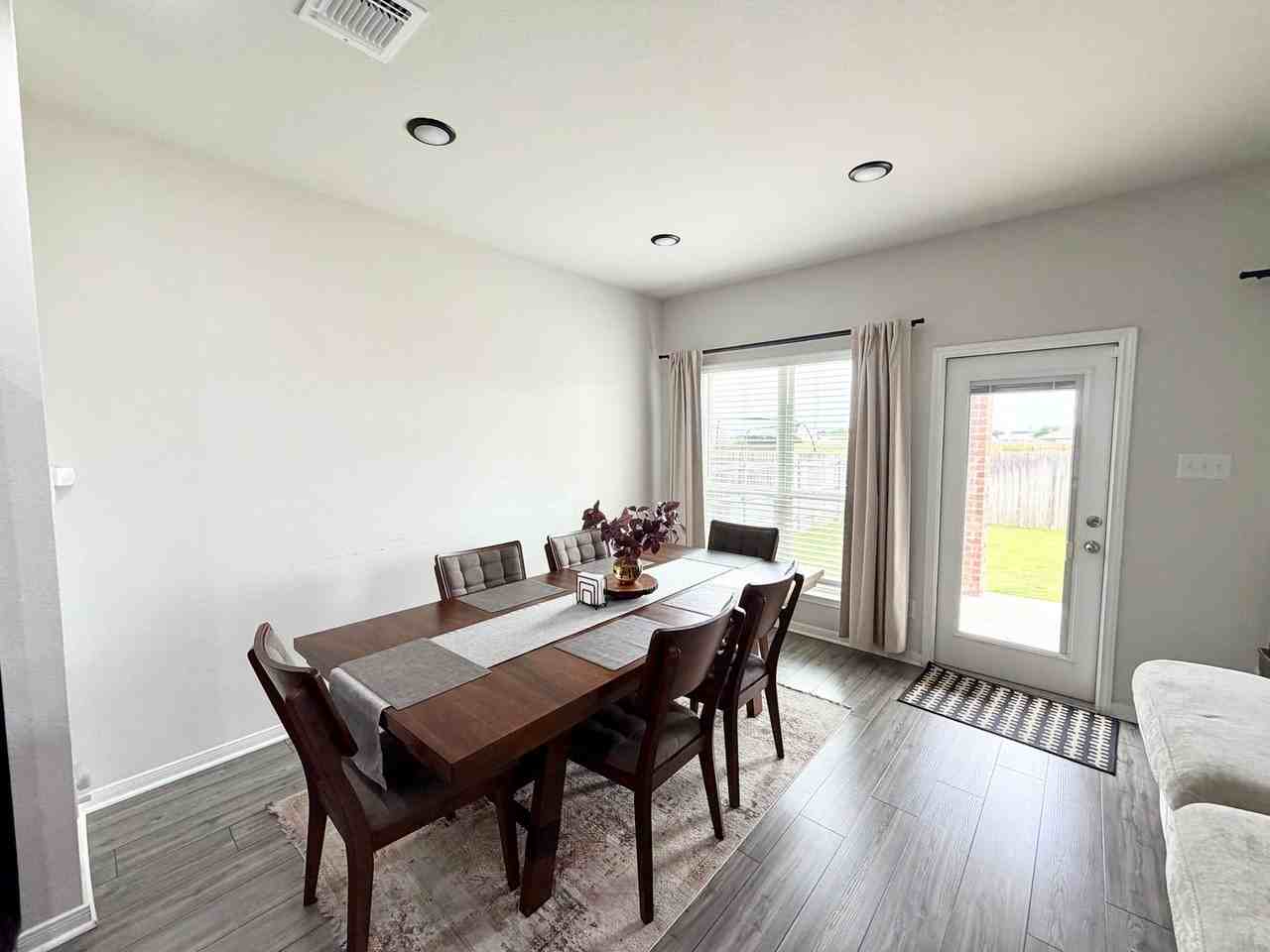 11204 Solar St - Photo 5 of 17