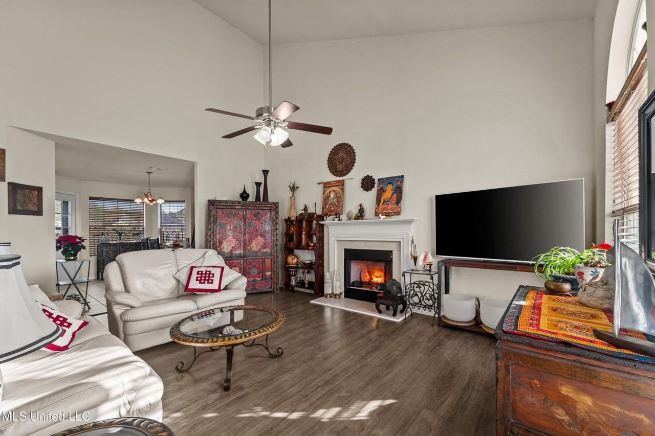 14040 Seymour Dr - Photo 5 of 46