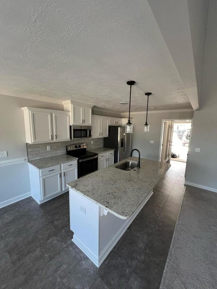 886 Goodale Dr - Photo 2 of 13