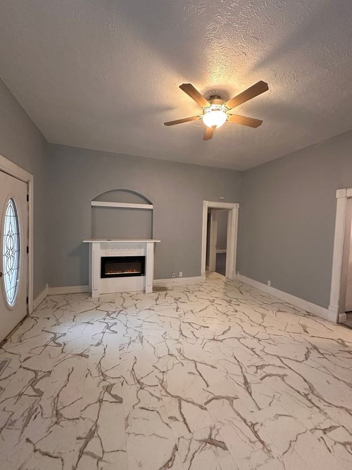 1304 S Walnut St - Photo 2 of 8