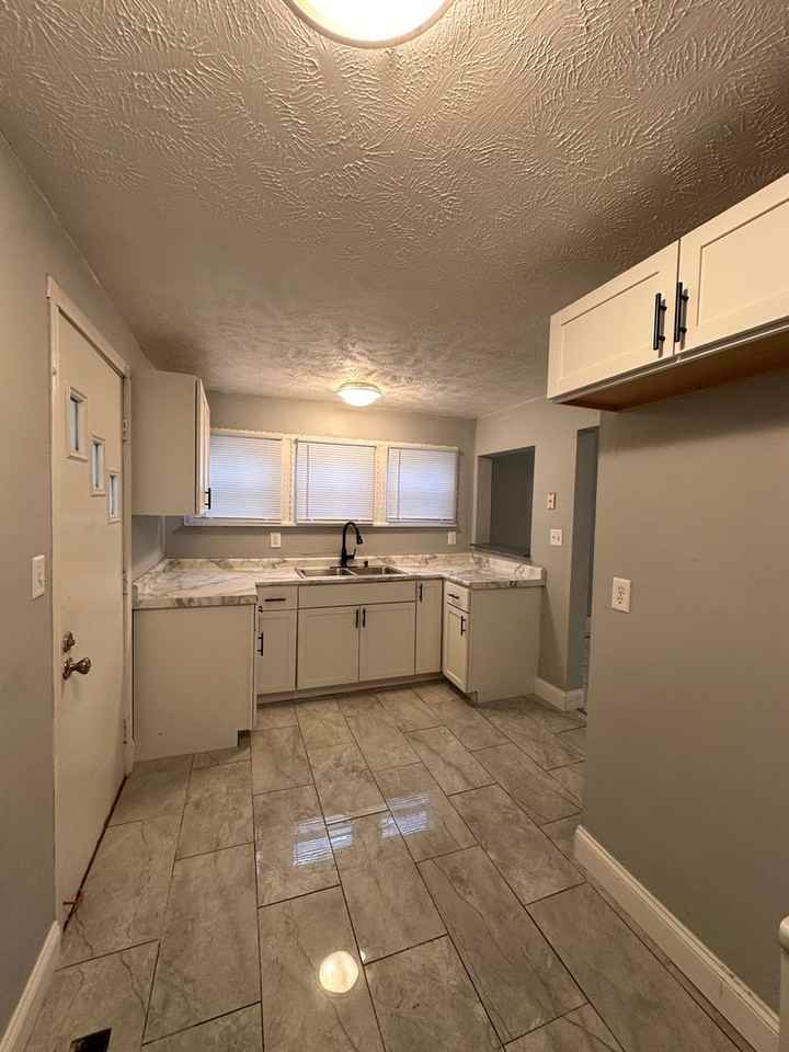 1304 S Walnut St - Photo 3 of 8