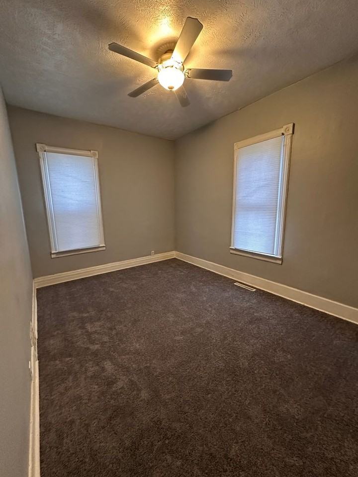 1304 S Walnut St - Photo 6 of 8