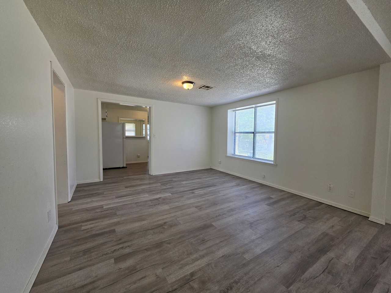 240 S Draper Ave - Photo 5 of 24