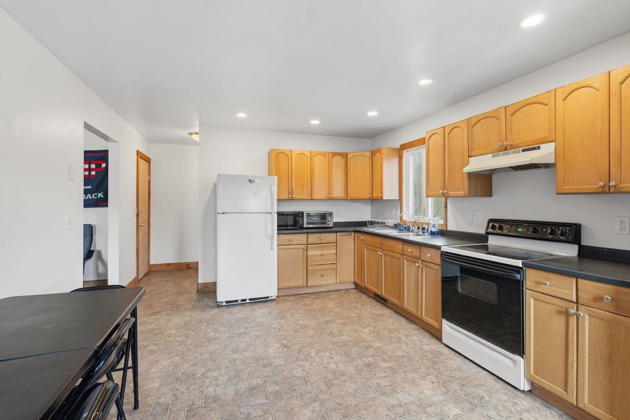 1181 Russell Rd - Photo 2 of 15