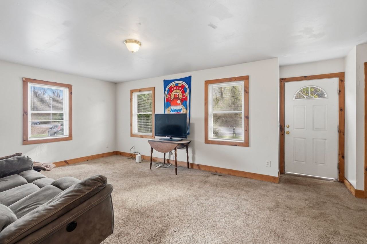 1181 Russell Rd - Photo 4 of 15