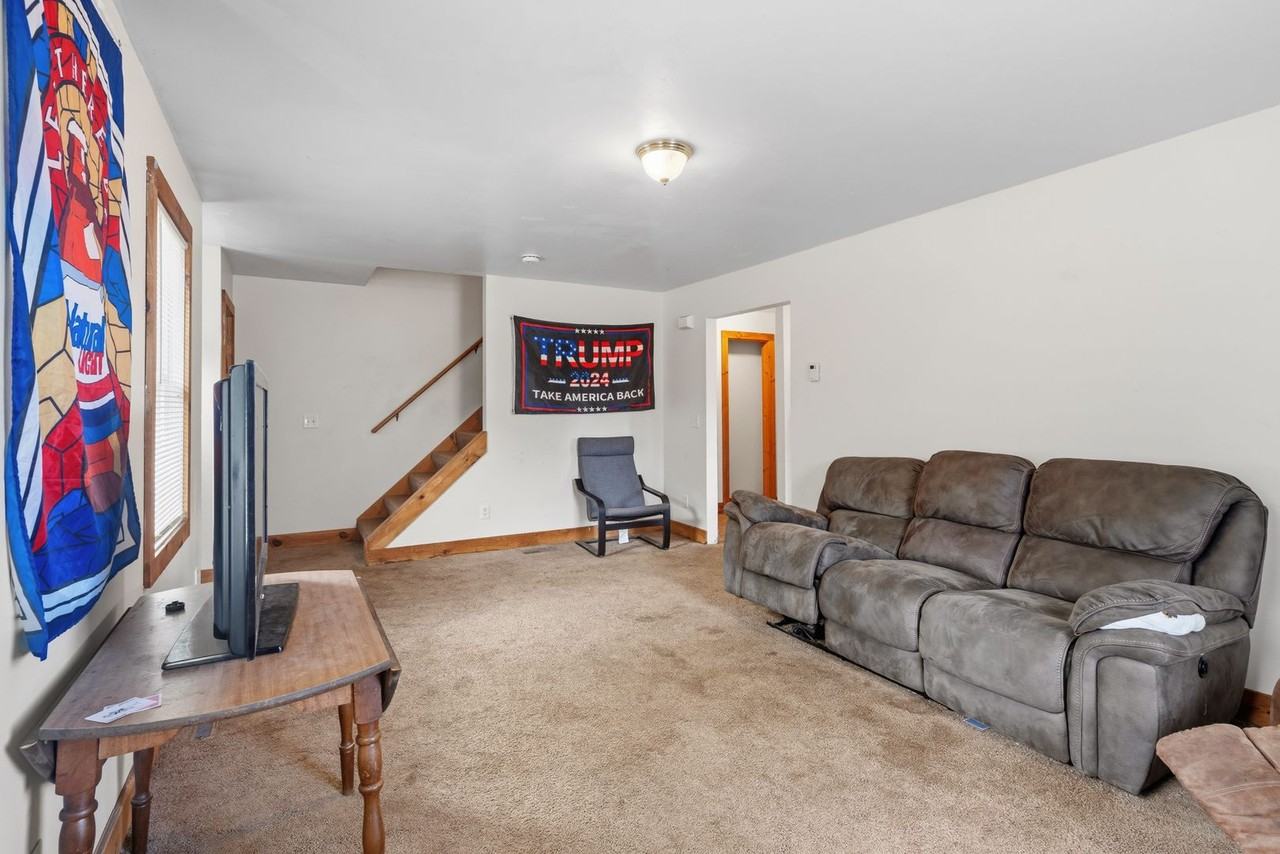 1181 Russell Rd - Photo 5 of 15