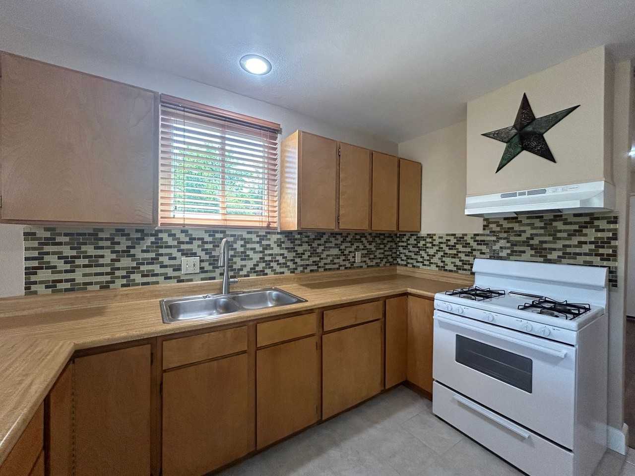 33145 Jane Ct - Photo 5 of 11