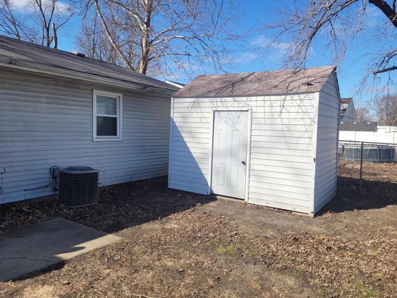 1832 Stonehenge Rd - Photo 2 of 11