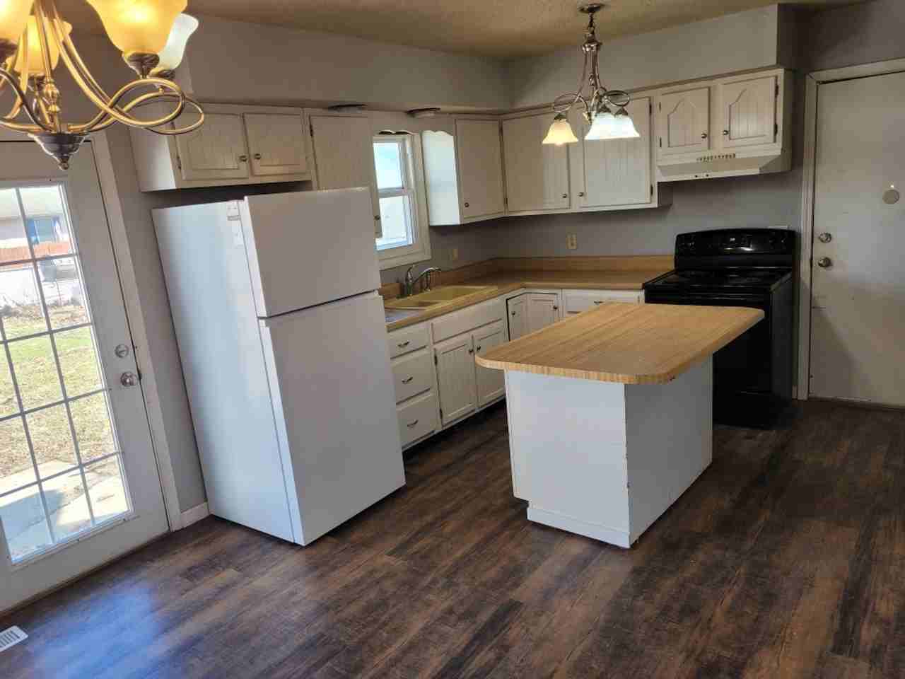 1832 Stonehenge Rd - Photo 3 of 11