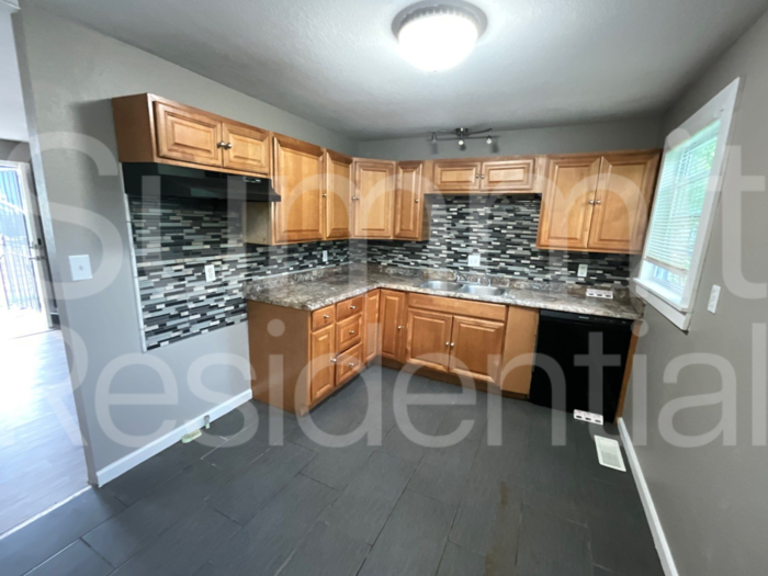 8608 Crystal Ave - Photo 7 of 14