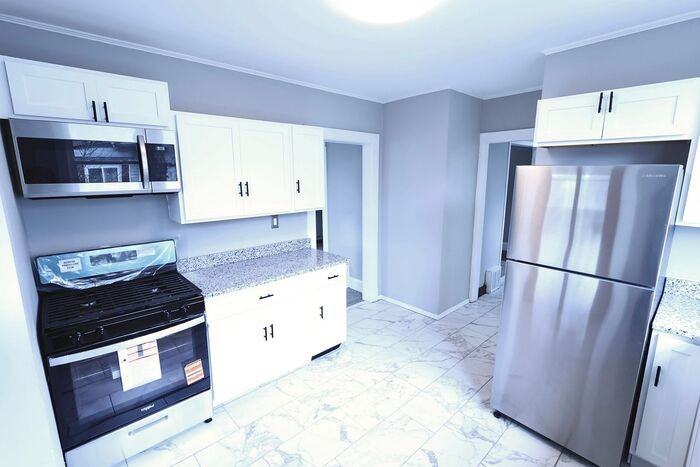 1598 Pilgrim St - Photo 5 of 15