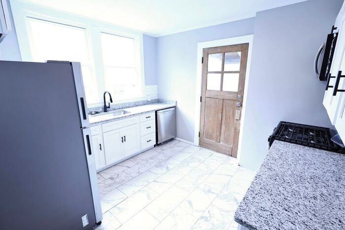 1598 Pilgrim St - Photo 6 of 15