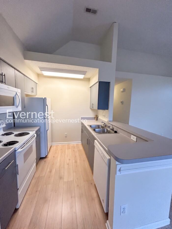 710 Queens Path - Photo 3 of 17