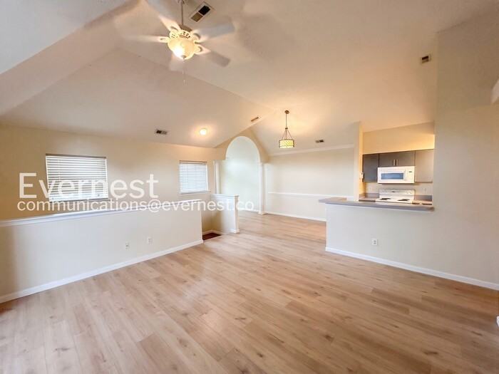 710 Queens Path - Photo 4 of 17