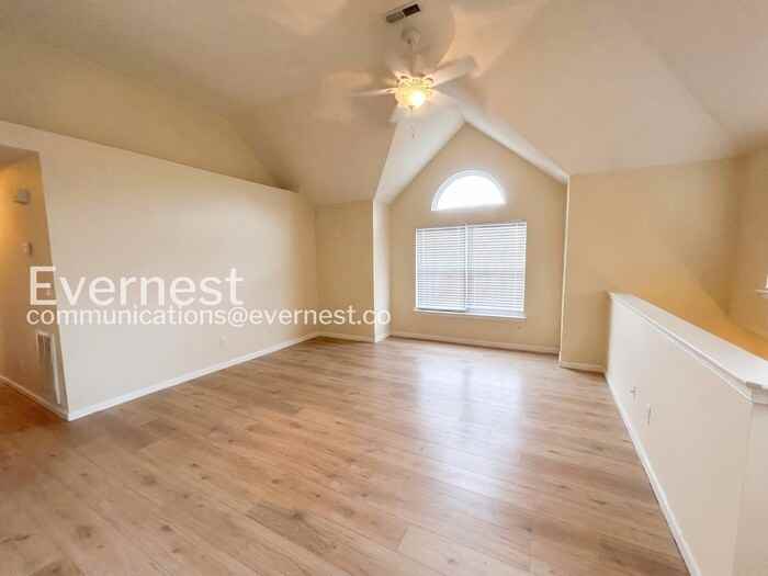 710 Queens Path - Photo 5 of 17