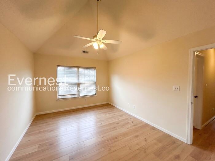 710 Queens Path - Photo 7 of 17