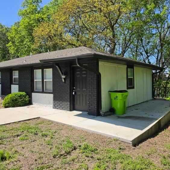 408 Ne Westwind Dr #B - Photo 2 of 13