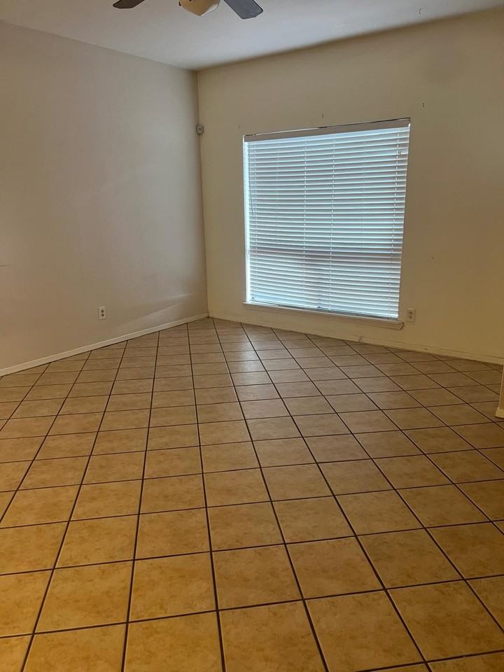 1401 N 15th St #9 - Photo 3 of 21