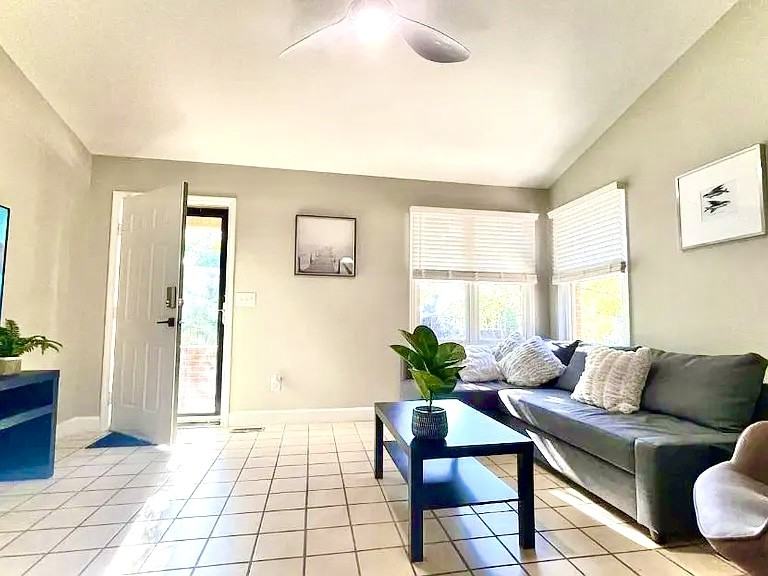 322 Ne 45th St #NA - Photo 3 of 14