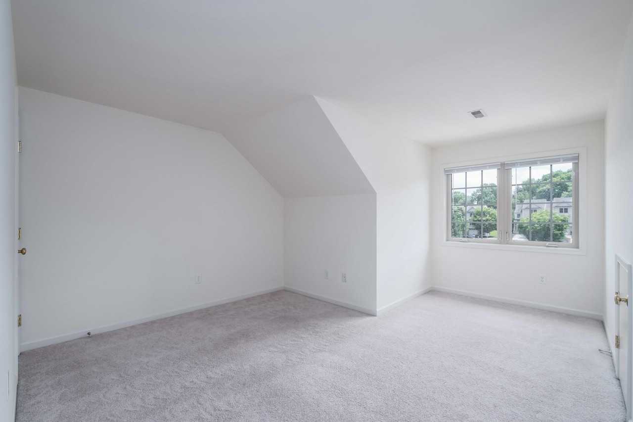 156 Hampden Dr - Photo 3 of 6