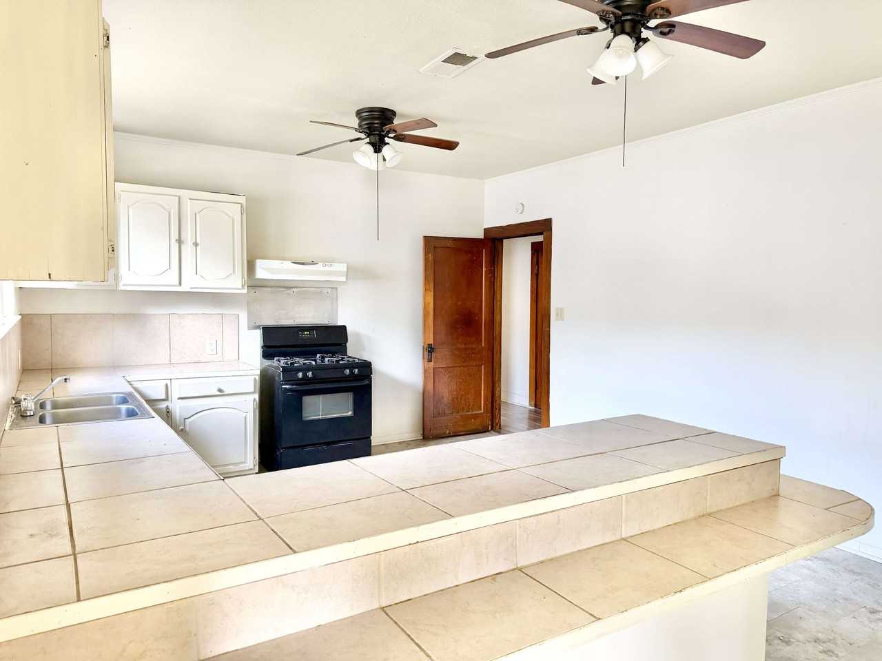 452 Bernardo St #1 - Photo 4 of 11