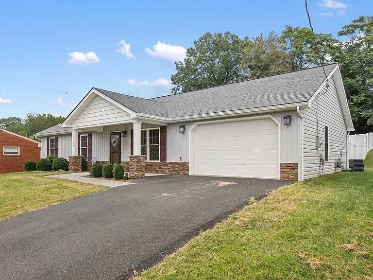 1109 Stoutamire Drive - Photo 3 of 12