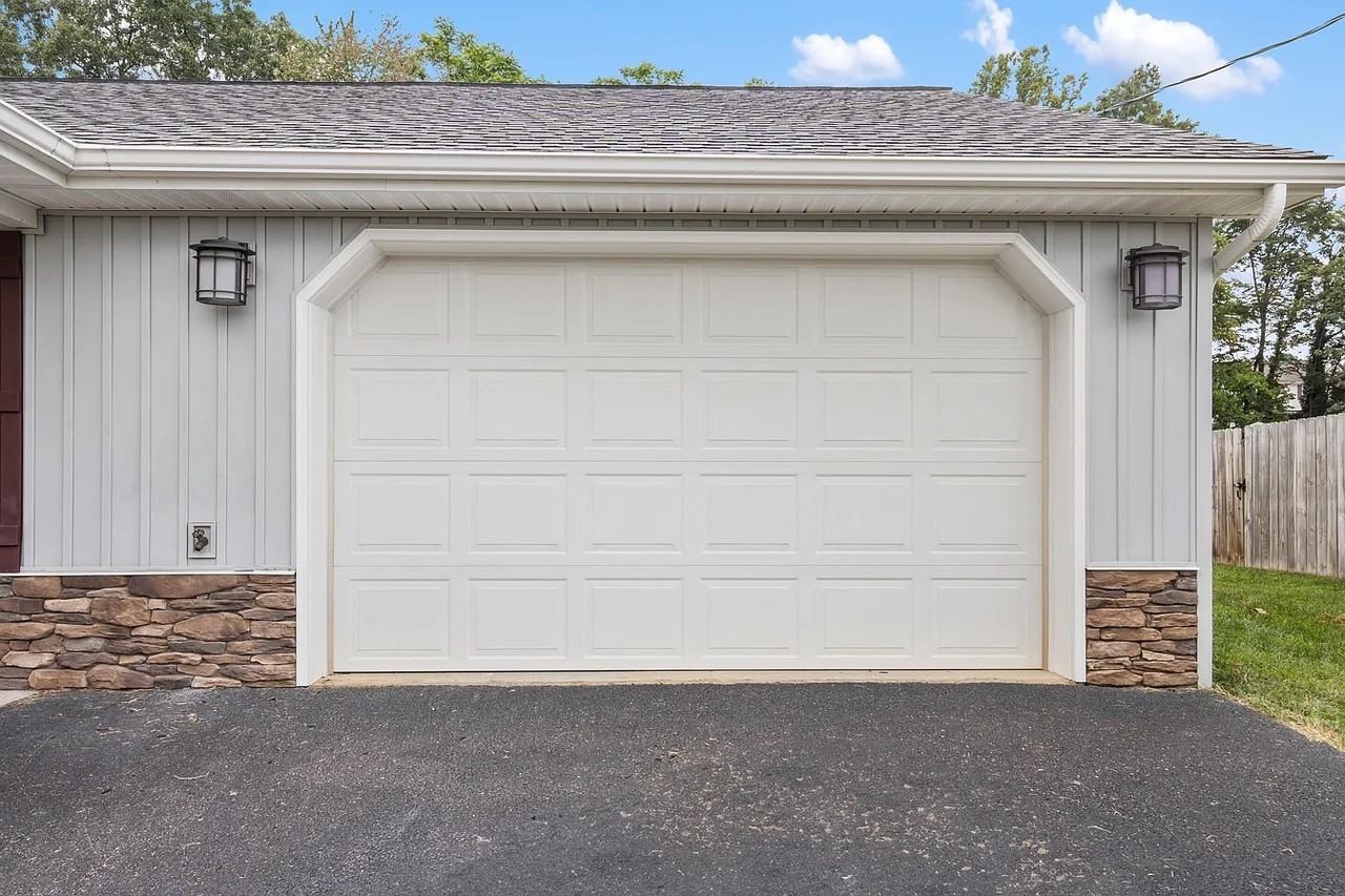 1109 Stoutamire Drive - Photo 5 of 12