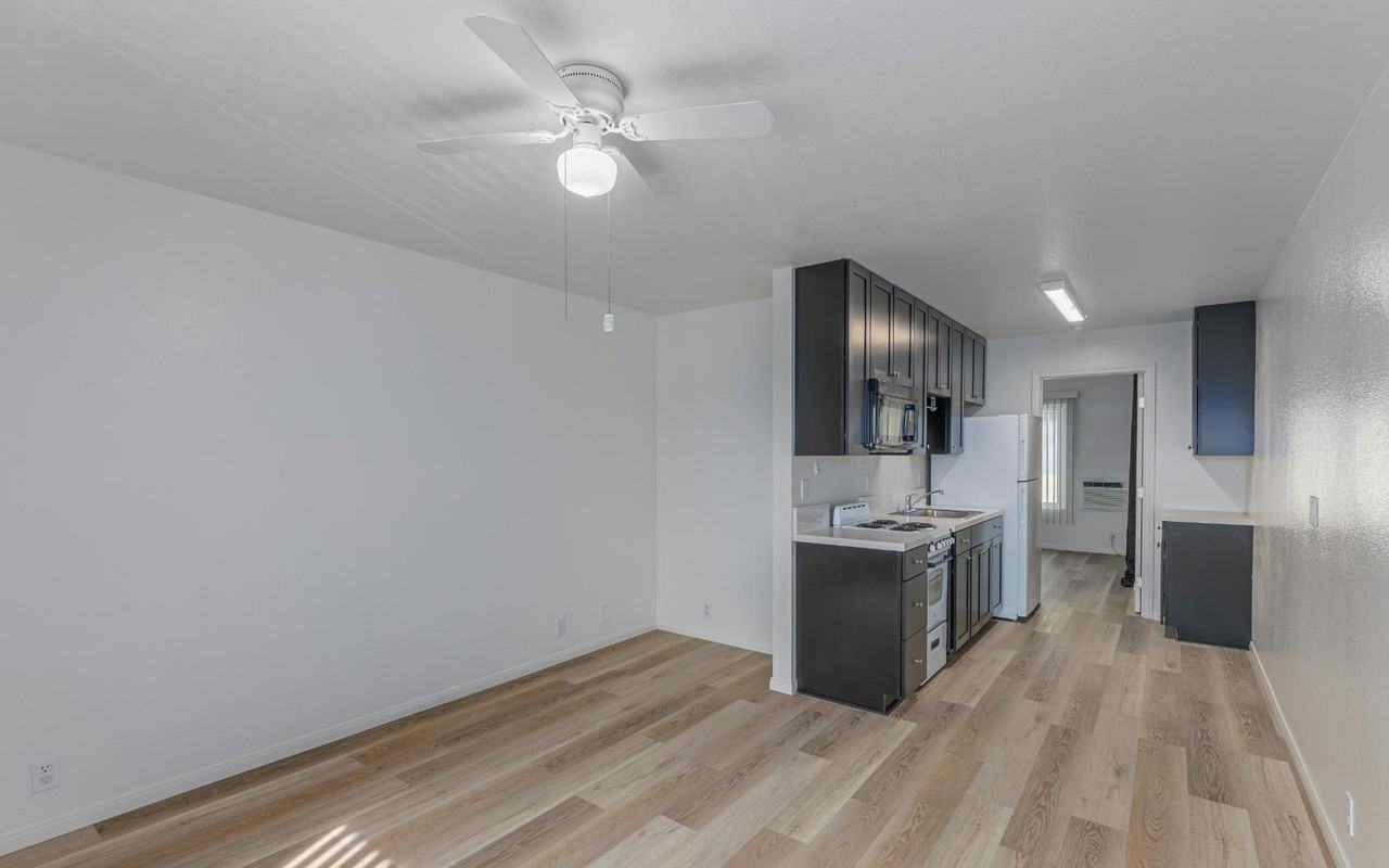 1231 Persimmon Ave - Photo 4 of 7