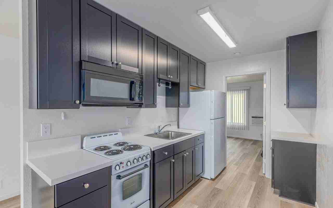 1231 Persimmon Ave - Photo 5 of 7