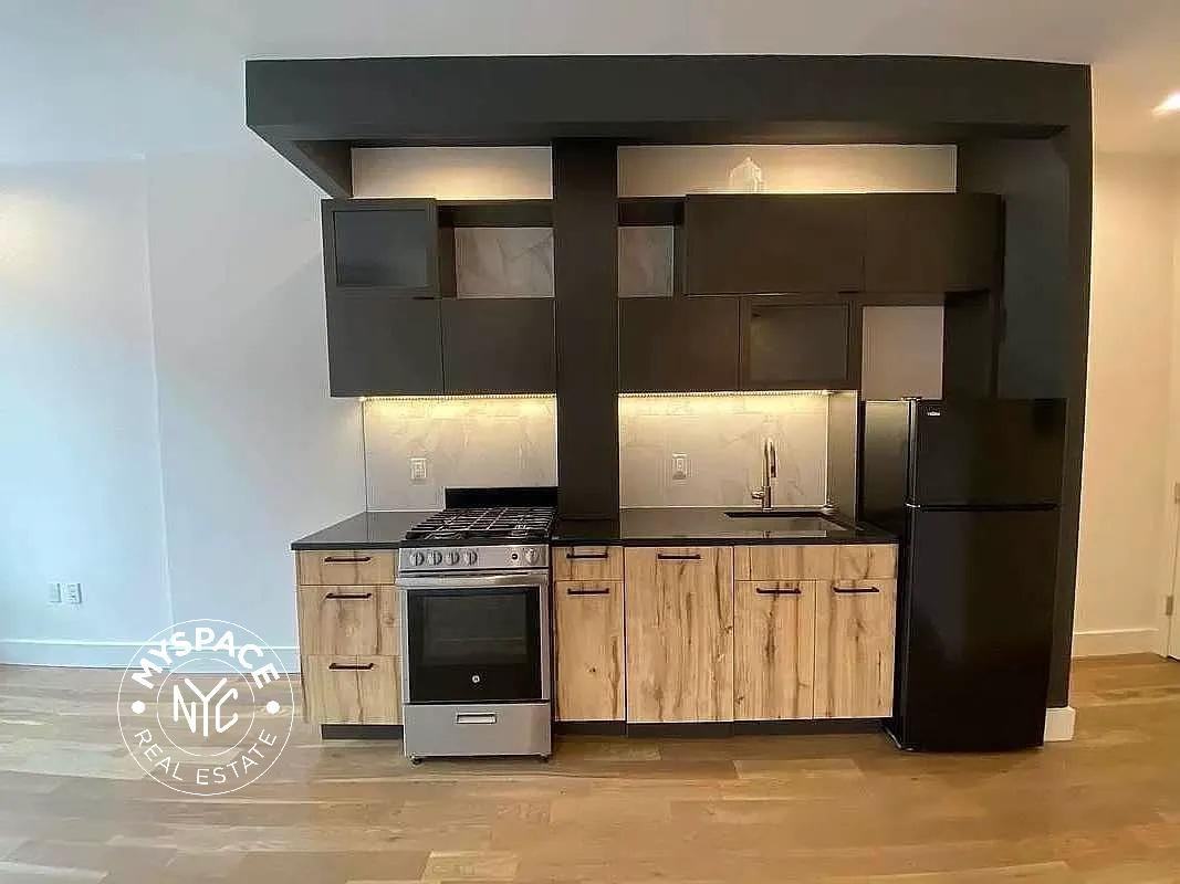 1052 Dean St #2F - Photo 4 of 18