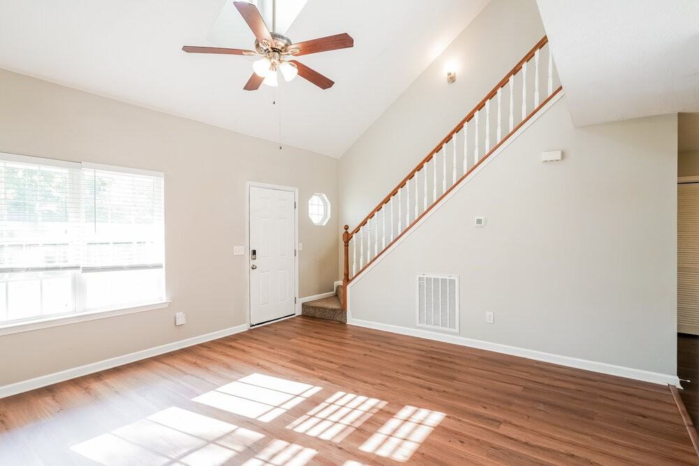 404 Barking Dr - Photo 5 of 17