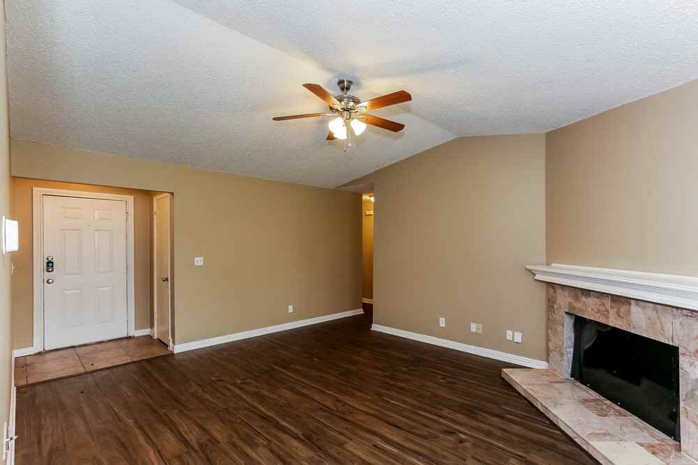 306 Freedom Ln - Photo 3 of 20