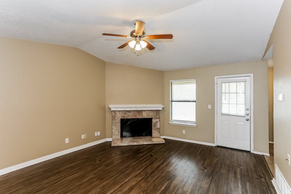 306 Freedom Ln - Photo 4 of 20