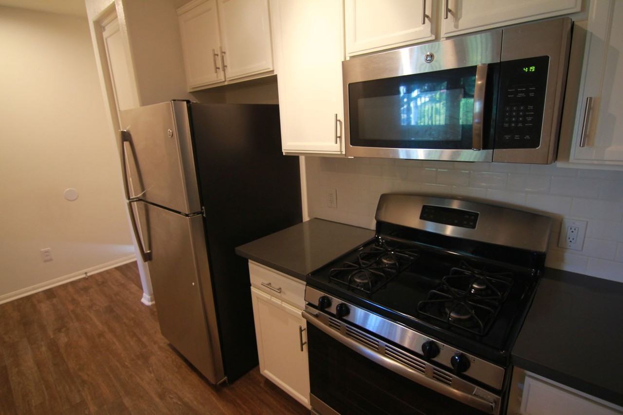 251 Robinson Street - Photo 6 of 10