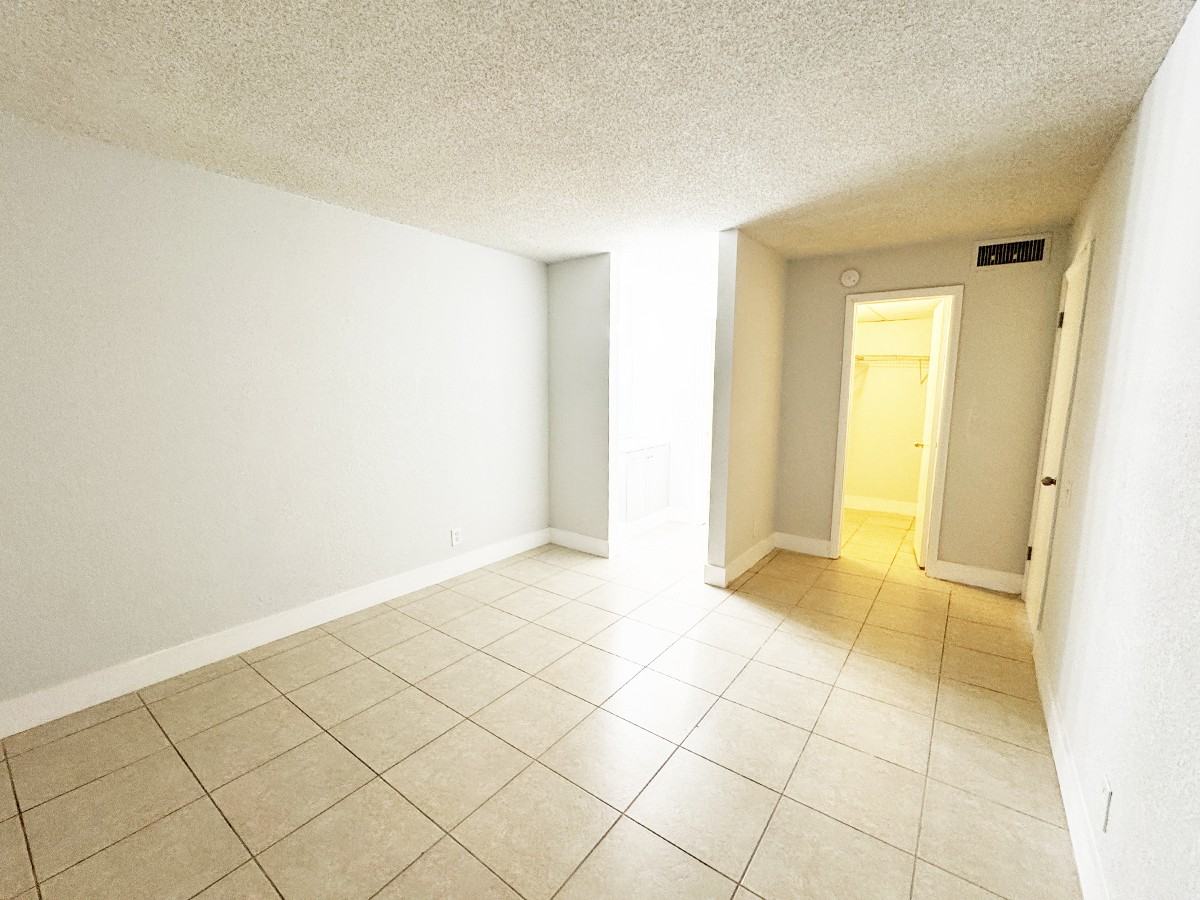 4543 Treehouse Ln Apt 2b #2B - Photo 3 of 14