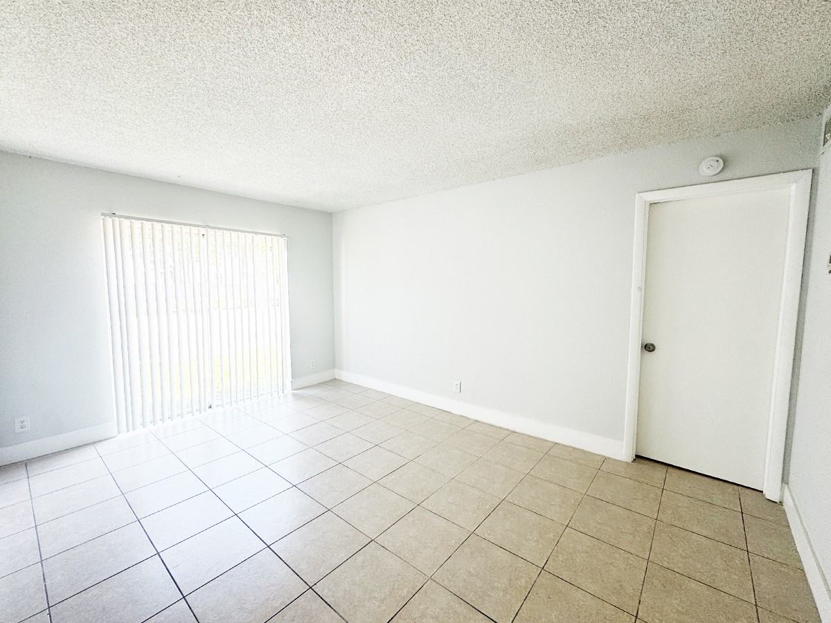 4543 Treehouse Ln Apt 2b #2B - Photo 4 of 14