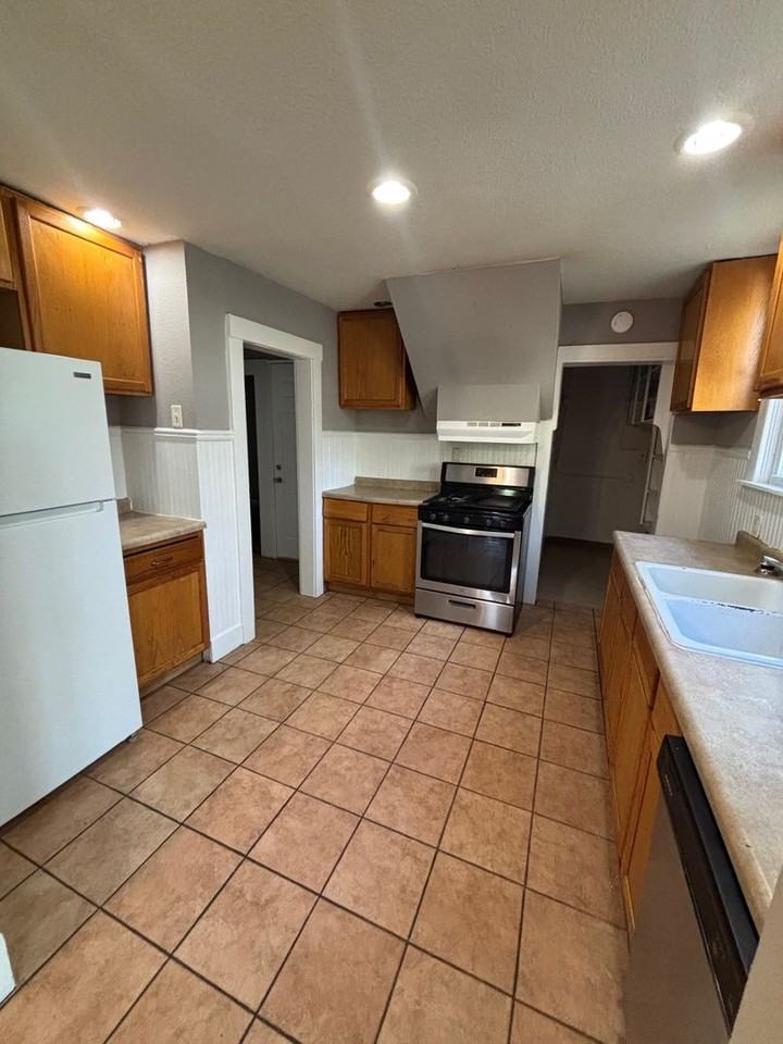 501 S Elm St. Champaign, IL - Photo 4 of 15