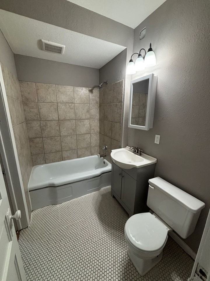 501 S Elm St. Champaign, IL - Photo 6 of 15