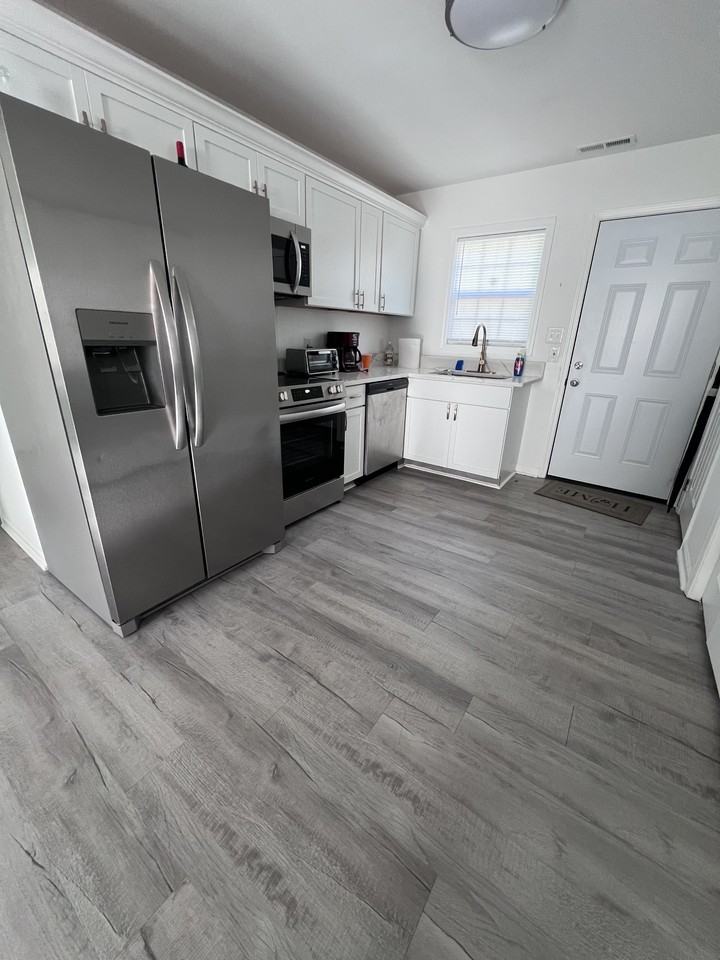 902 Hanson St #1 - Photo 3 of 11