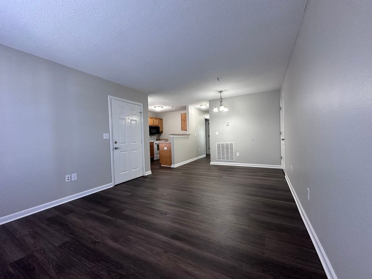 Trafalgar Pointe Apartments - Photo 6 of 34