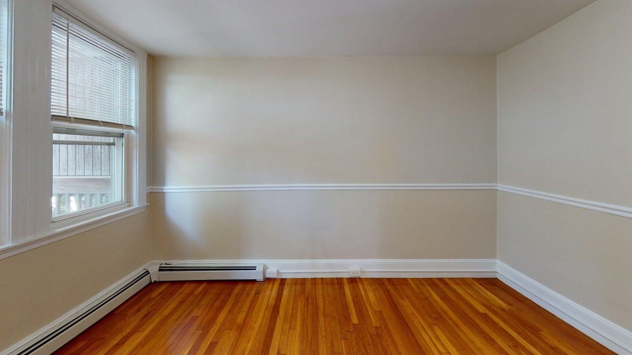 122 Gladstone Street122 Gladstone Street - A #A - Photo 3 of 9