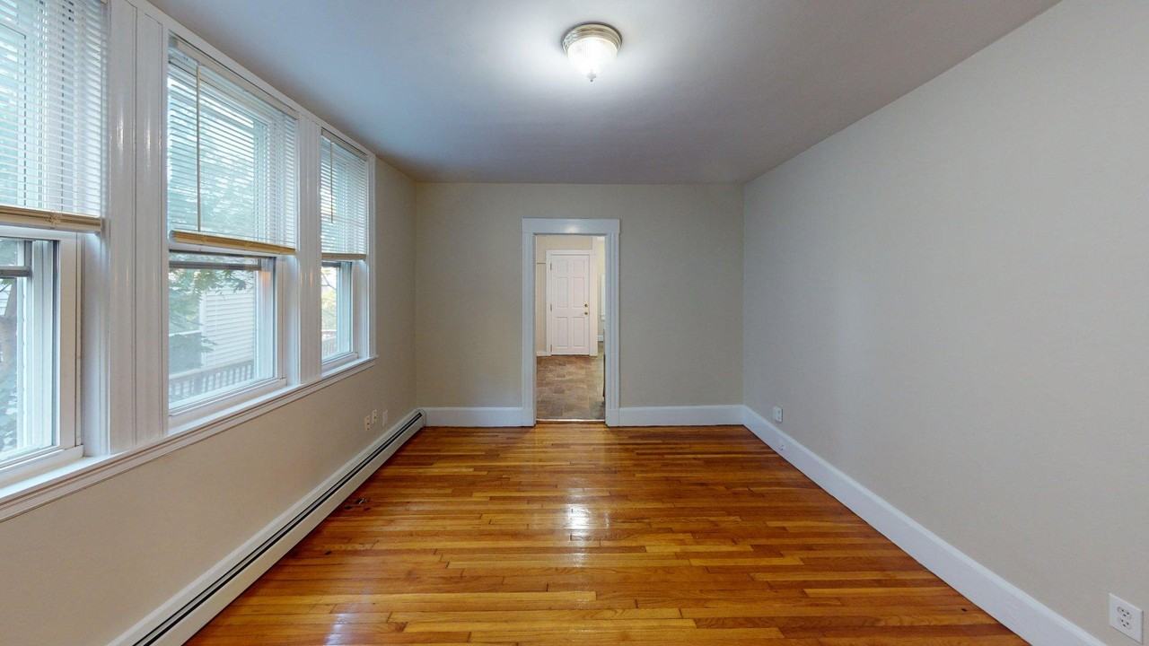 122 Gladstone Street122 Gladstone Street - A #A - Photo 4 of 9