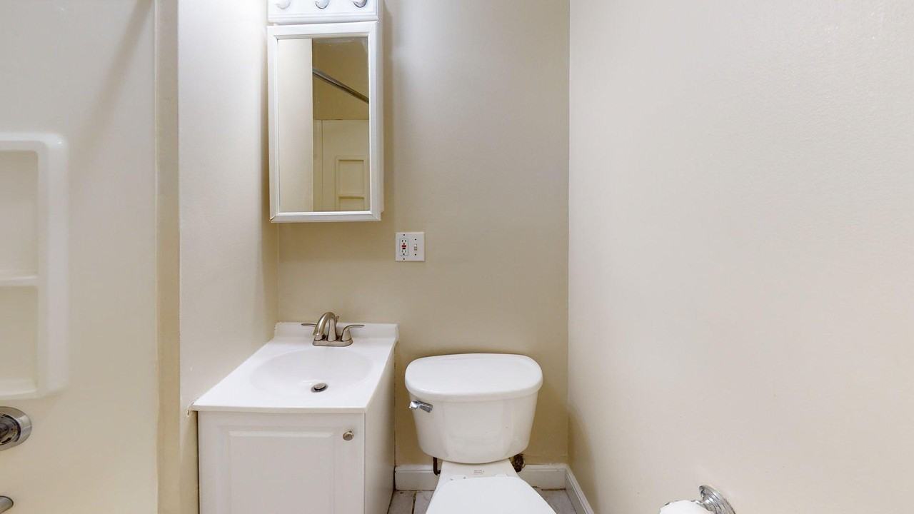 122 Gladstone Street122 Gladstone Street - A #A - Photo 5 of 9