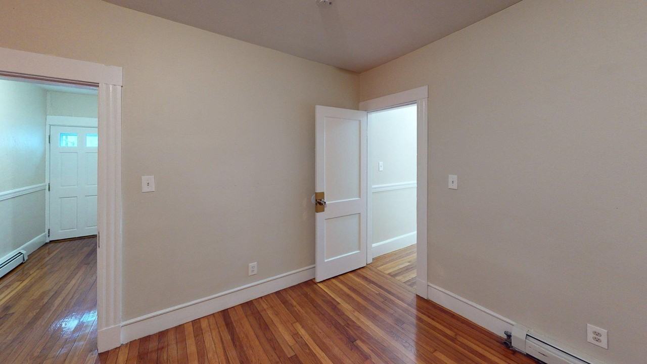 122 Gladstone Street122 Gladstone Street - A #A - Photo 7 of 9