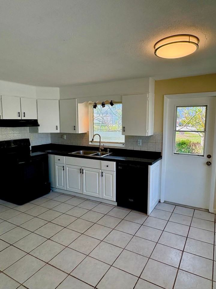 Jensen Beach efficiency with ALL UTILITIES INCLUDED! - Photo 5 of 13